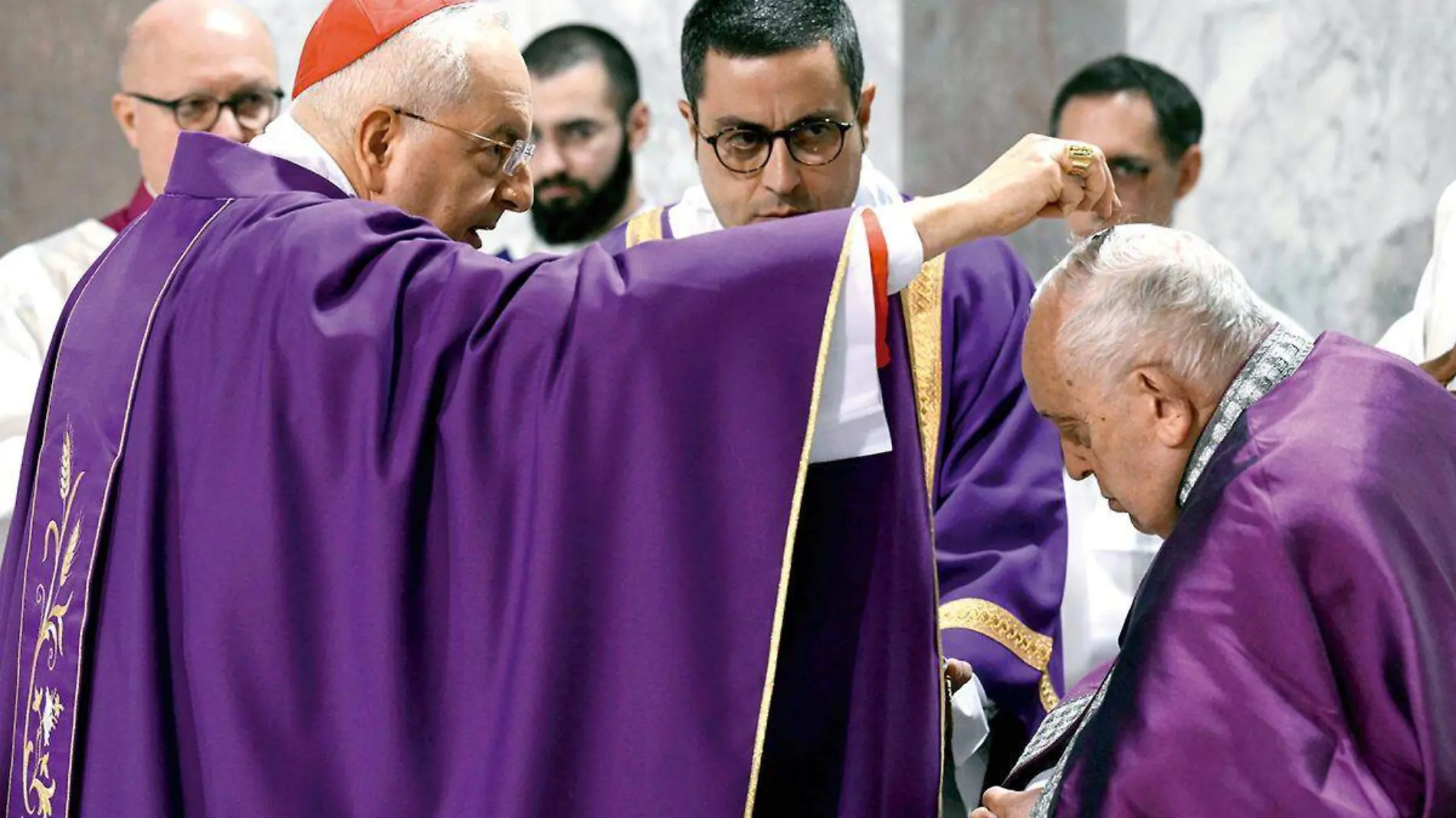 Imposición de ceniza al Papa Francisco